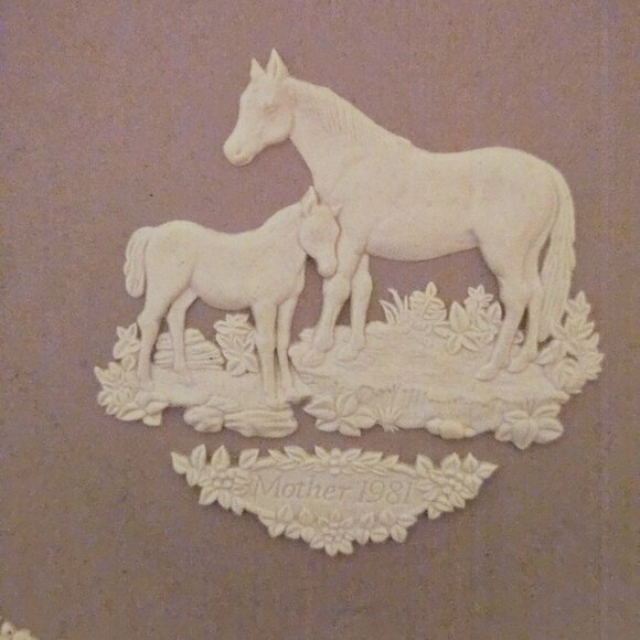 Vintage Wedgwood Jasperware Lilac 1981 Mother Mother’s Day Plate w/ Horse & Colt - Picture 3 of 4